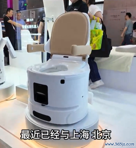 售价近3万！国内首款如厕机器东说念主落地：可自动寻东说念主排污 无需手动擦抹 